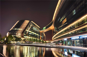 With a prosperous economy and busy urban life With a prosperous economy and busy urban life